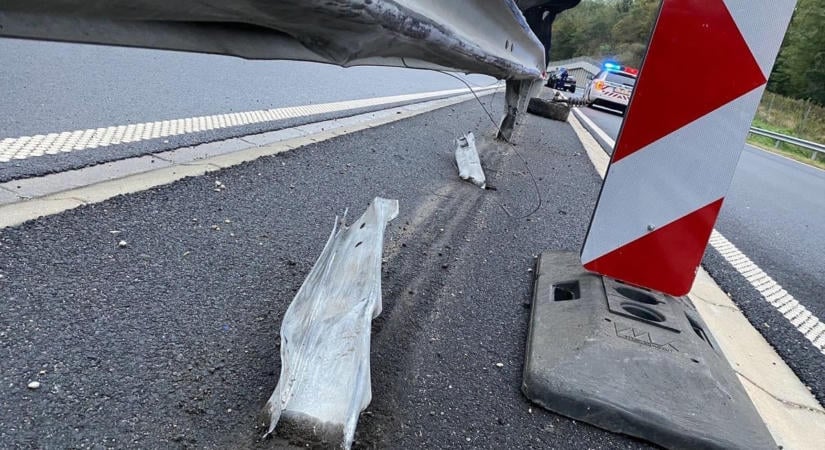Szalagkorlátnak ütközött egy autó az M4-esen, akadályozza a forgalmat