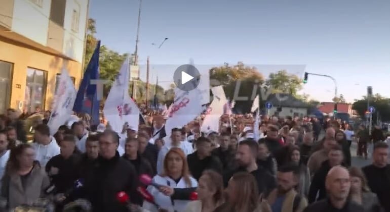 Vučić megérkezett Péterváradra, gyalog megy a főtérig fia és támogatói társaságában