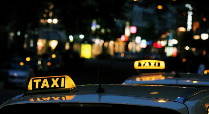 Hamis pénzzel fizetett a taxisofőrnek: a rendőrségen rakták ki az utast