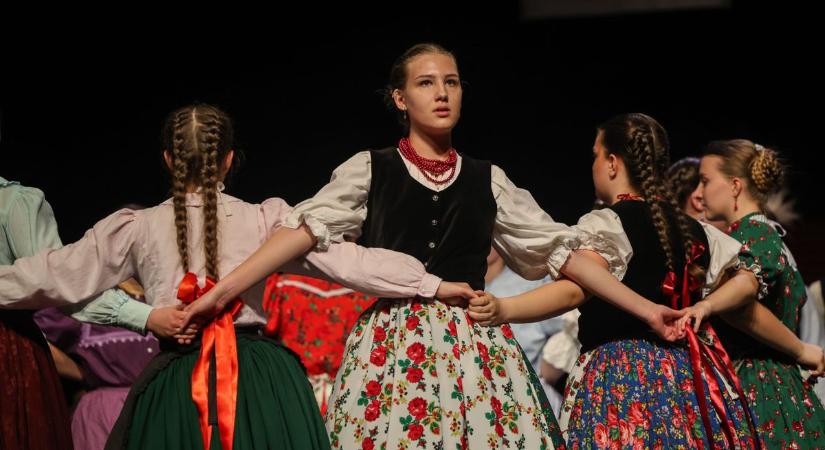 XIV. Forgórózsa Fesztivál: 100 Tagú Cigányzenekar és népi forgatag Tatabányán