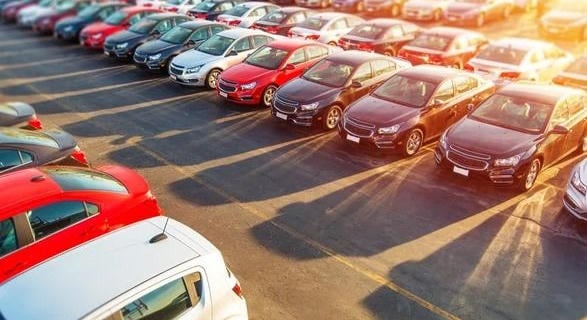 Tovább öregszik a magyar autópark, miközben terjednek az elektromos autók