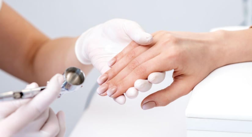 Az őszi körömtrend, amely egyszerre elegáns és különös: Dark Aura Nails