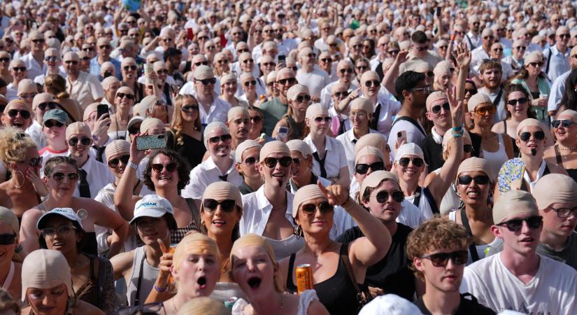 Guiness-rekordot döntött több mint 22 ezer kopaszsapkás Pitbull-rajongó