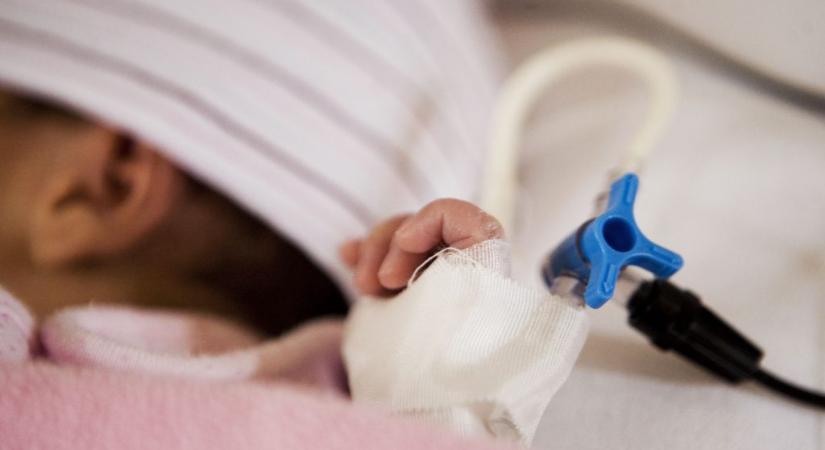 Először helyeztek el gyereket a Heim Pál Gyermekkórház babamentő inkubátorba