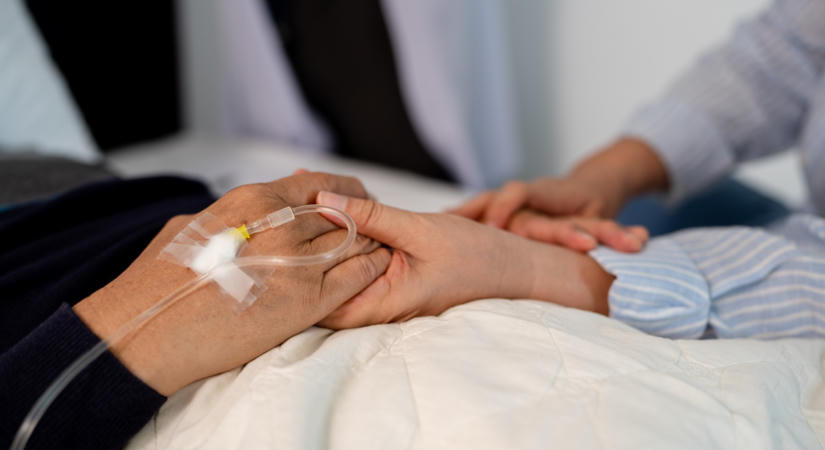 „A raboknak is jár levegő, nekünk nem” – egy édesanya kilátástalan küzdelme éberkómában lévő lánya mellett