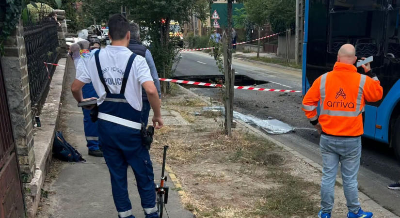 Beszakadt az aszfalt egy busz alatt Rákospalotán