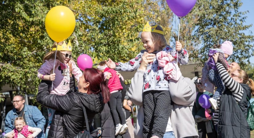 Különleges jelenetek a Koronás Parkban: ismét a magasba emelték a gyerekeket (galéria)