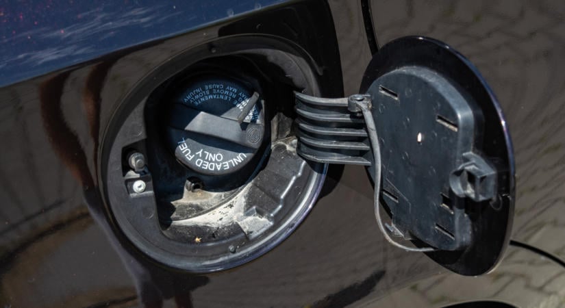 Megtörtént a benzines autókkal, amire korábban még soha nem volt példa