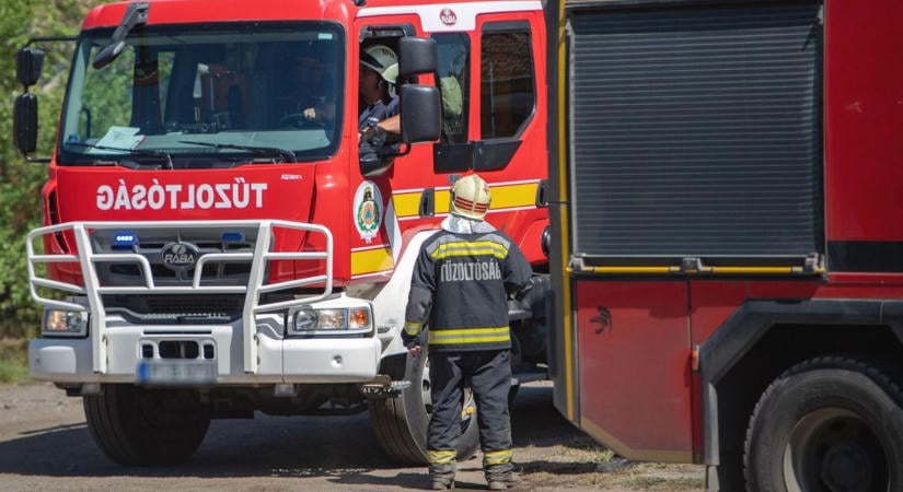 Kigyulladt egy melléképület Zalalövőn, a körmendi tűzoltók dolgoznak a helyszínen