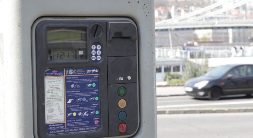 Így mentesülhet a parkolási pótdíj alól: mikor jár 5 és mikor 15 perc türelmi idő?