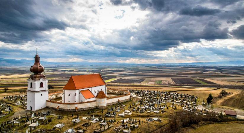 Víz alatti fotógaléria Dálnokon: Kovászna megye templomai, ahogy még nem láttad