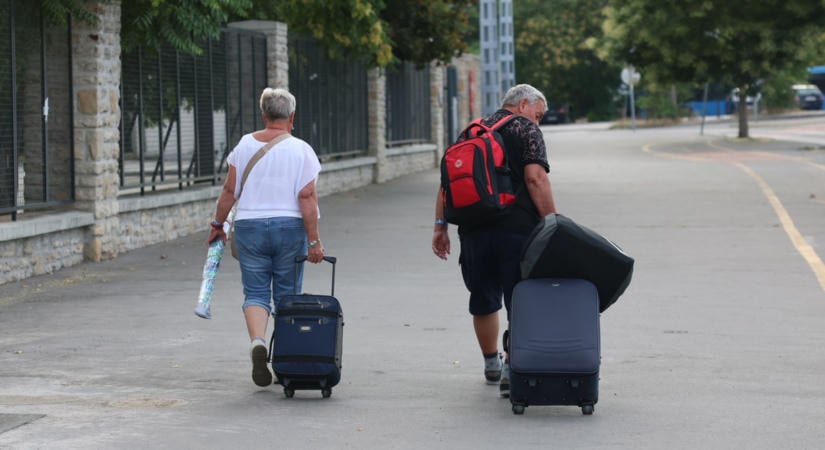 Másfél órás repülés helyett 16 órás buszozás: így érkeztek meg Budapestre a Robinson Tours bulgáriai károsultjai – fotók