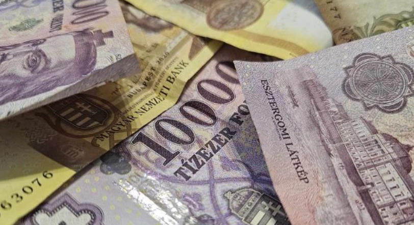 Ennyit keresnek az állami cégek vezetői mától!