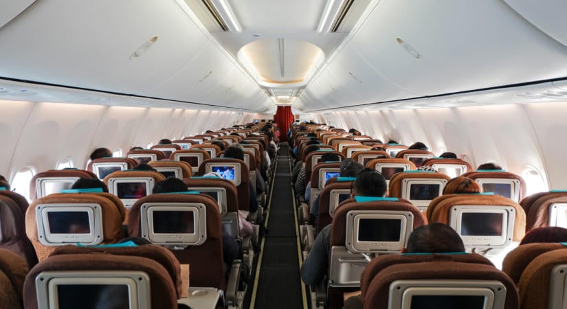 Heves rázkódás közben szakadt le a Boeing utasterének mennyezete