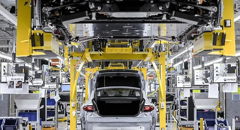 A BMW és a Mercedes elfedi a magyar járműipari leépítéseket