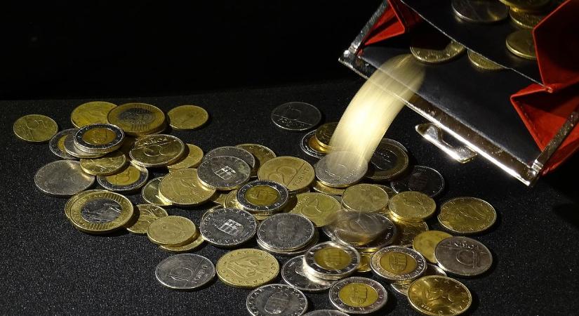 Májusra csökkent az átlagbér az előző hónaphoz képest
