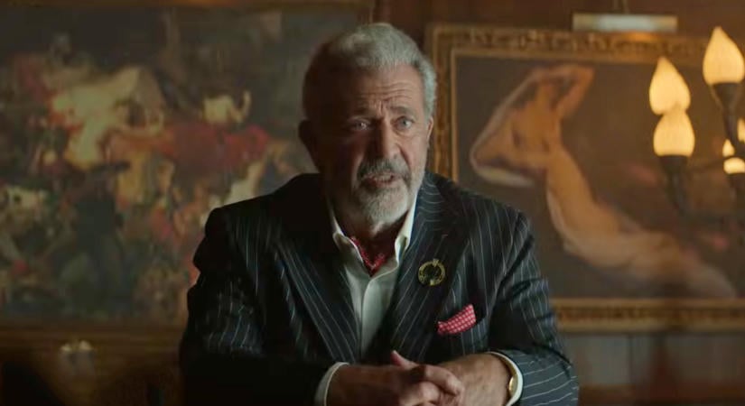 Mel Gibson magyarázkodni kényszerült, mert sokak szerint kigúnyolt egy jelnyelvi tolmácsot: "Meggondolatlan idiotizmus"-nak nevezte az esetet