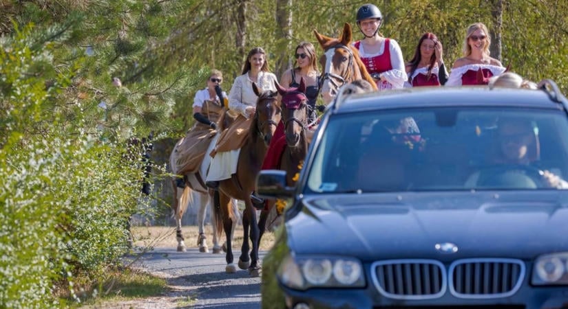 Először rendeztek lovas felvonulást a vértesi faluban - hatalmasat ment