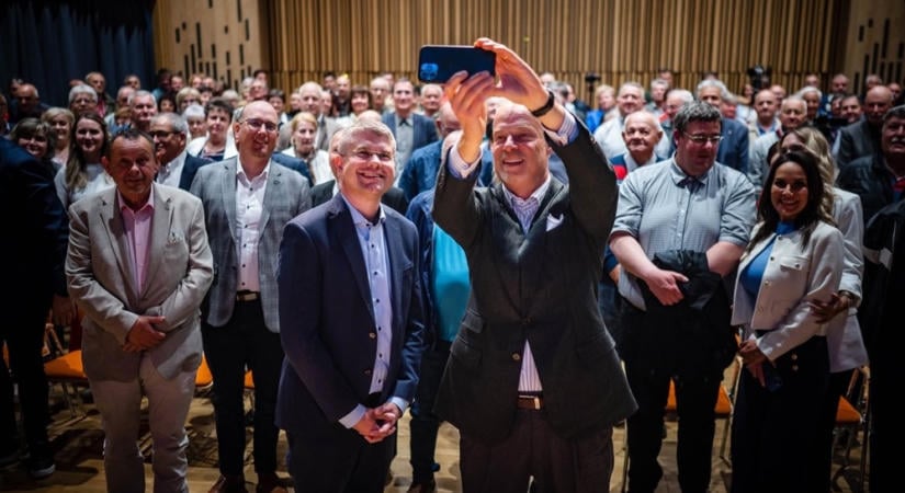 Éveken keresztül Ágh Péter titkára, Gagyi Levente magánszemélyként fizette ki a Fidesz sárvári háború ellenes fórumianak helyet adó Zeneháza bérleti díját