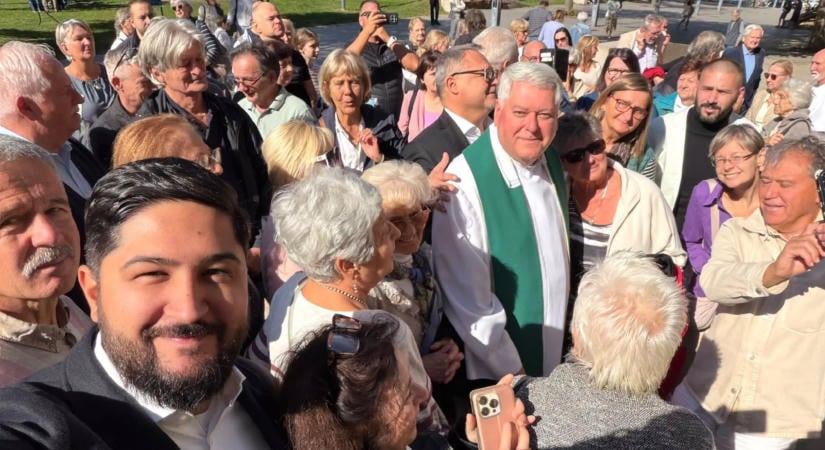 A Fidesz képviselője szelfizett a plébánossal, aki büszke rá, hogy nincsenek körülötte tiszás szavazók