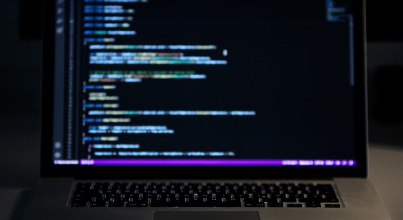 Bemutatta első AI-kódolóját a Recursive, laptopon fut és ingyen érhető el