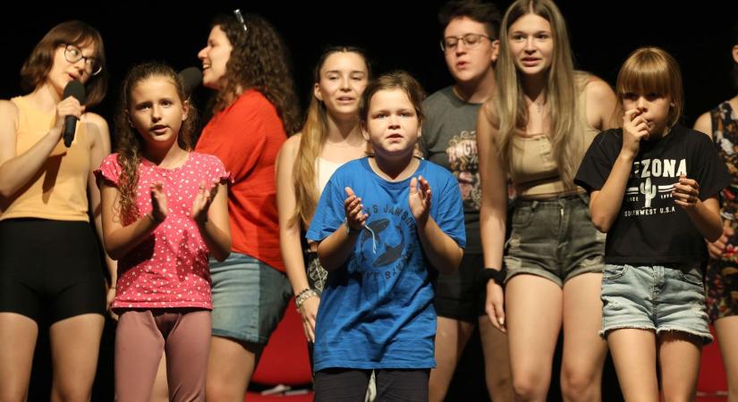 „Szárnyára vesz majd hírnév” – fiatal tehetségek vették birtokba az Ady színpadát (Fotókkal, videóval)