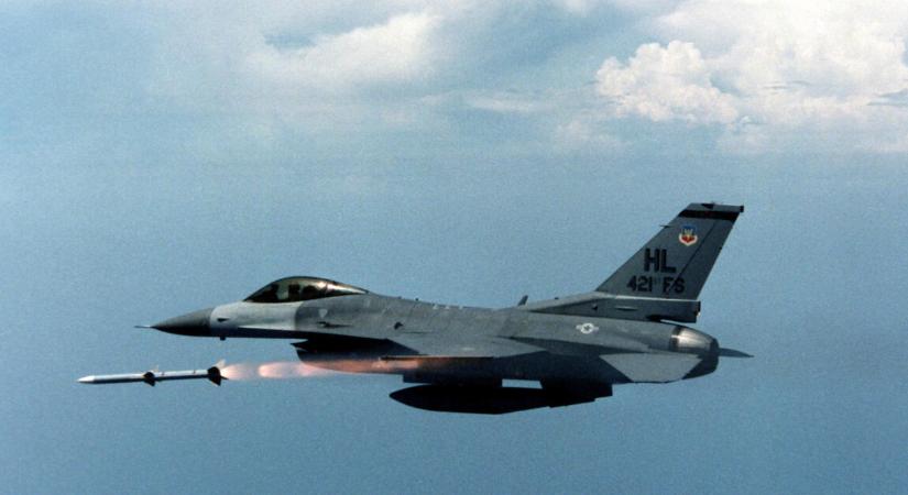 Behatolt Romániába egy ismeretlen drón, F-16-ossal lőtték le