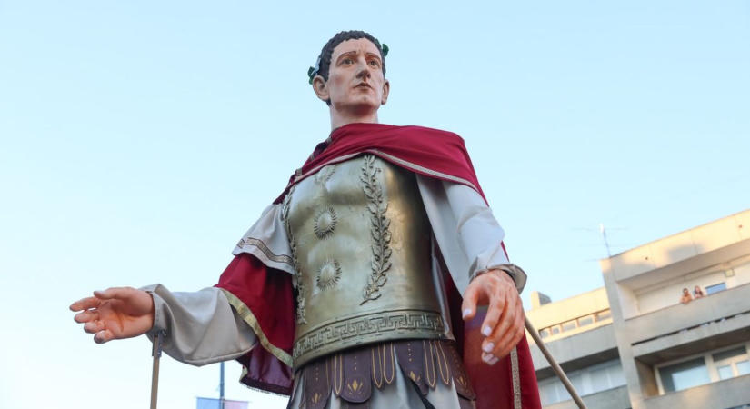 Óriási: Isis és Claudius először a karneváli menetben - a Mesebolt Bábszínház színészeivel