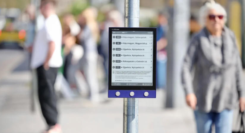 Olyan, mint egy óriási ebook-olvasó: digitális kijelzők jelentek meg budapesti buszmegállókban