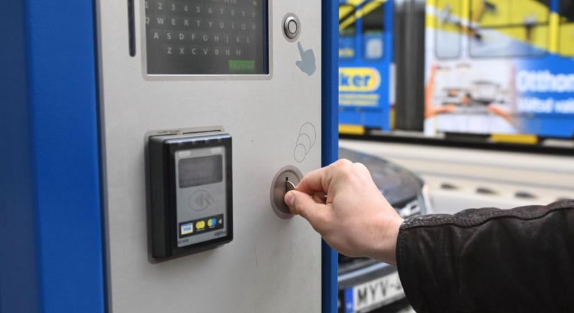 Fizetnénk a parkolásért, de az automata visszadobja a pénzt – Pécsen ez is megtörténhet