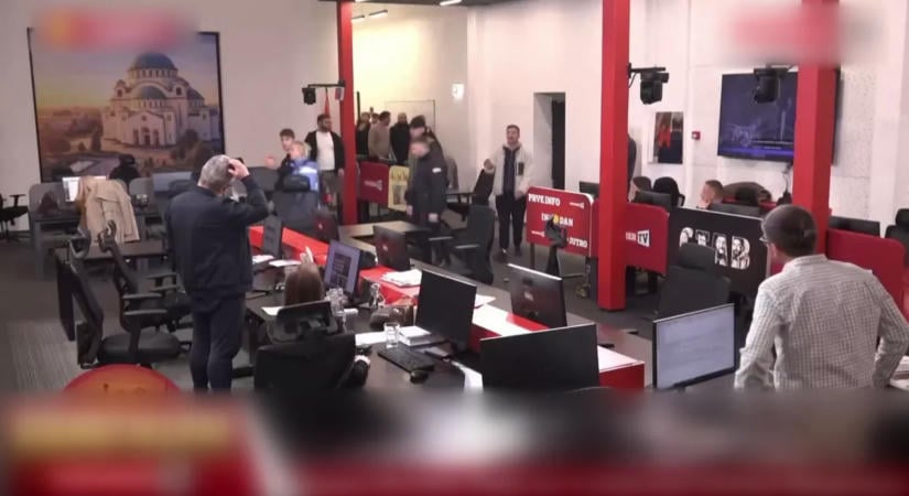 Botrány Szerbiában: tüntetők rohanták le a tévéstúdiót, a rendőrökre is rátámadtak