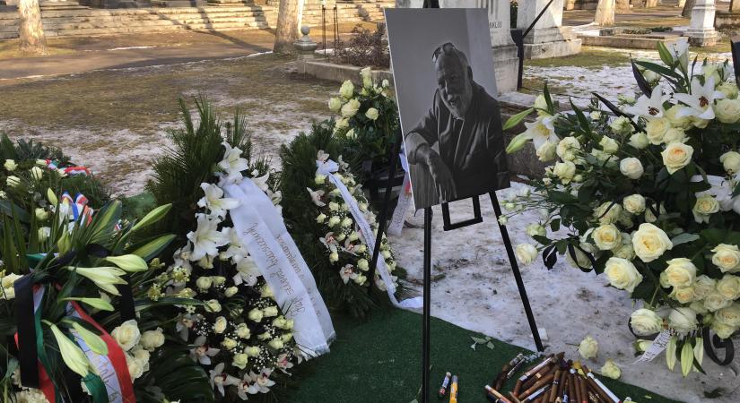 Üzenetet hagytak Andy Vajna sírján
