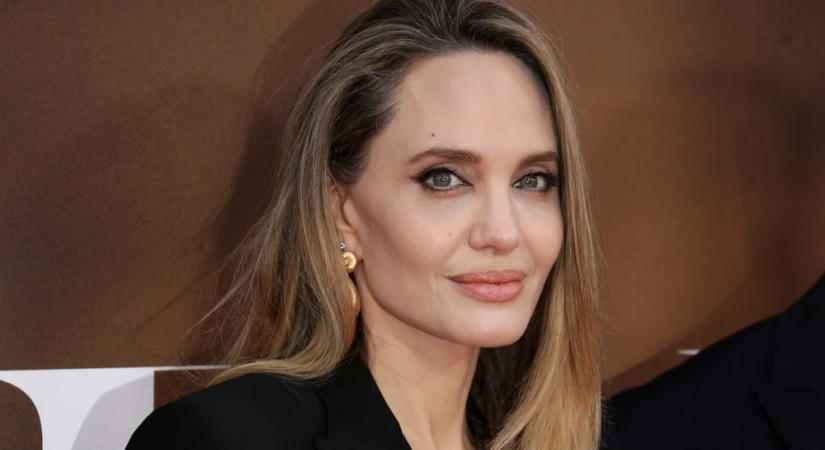 Coming outolt Angelina Jolie testvére