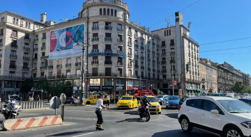 Busz és autó ütközött az Astoriánál, egy nő életveszélyesen megsérült