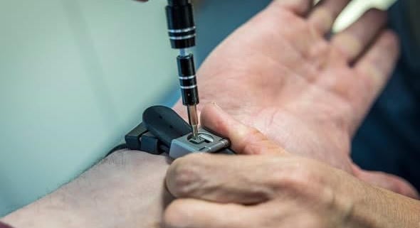 HVG: vizsgálja a NAIH, hogy történhet-e adatszivárgás a házi őrizetet segítő okosórarendszerből