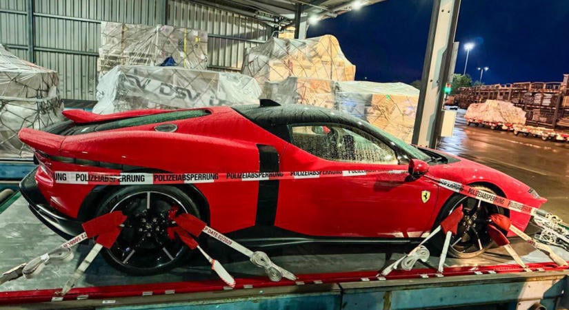 Óriási fogás: a vámon bukott le az új Ferrari