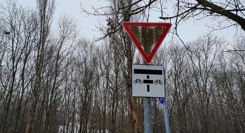 Kitépte és hazavitte a közlekedési táblákat egy battonyai férfi