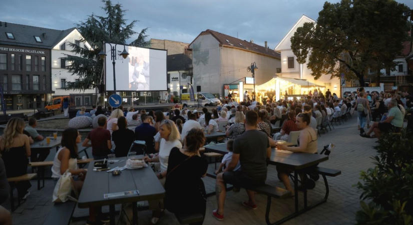 Szabadtéri mozivá változott Miskolc belvárosa, ismét megtelt nézőkkel a Soho - képekkel