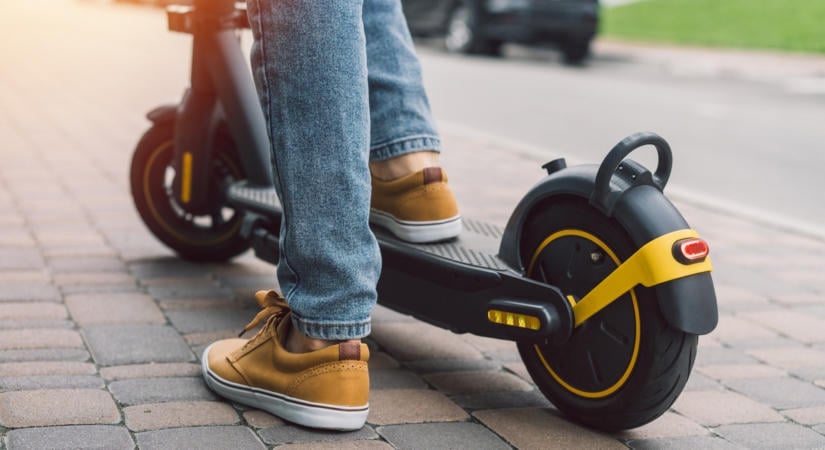 Tényleg kell kötelező biztosítás, mielőtt a forgalomba engedem a fiamat az új elektromos rollerével? Az ügyvéd válaszol