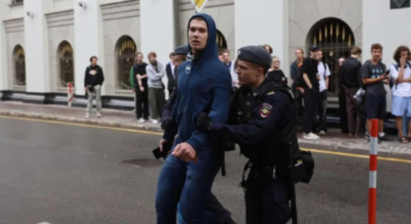 35 embert előállítottak Moszkvában a választásból kizárt, háborúellenes liberális párt tüntetésén