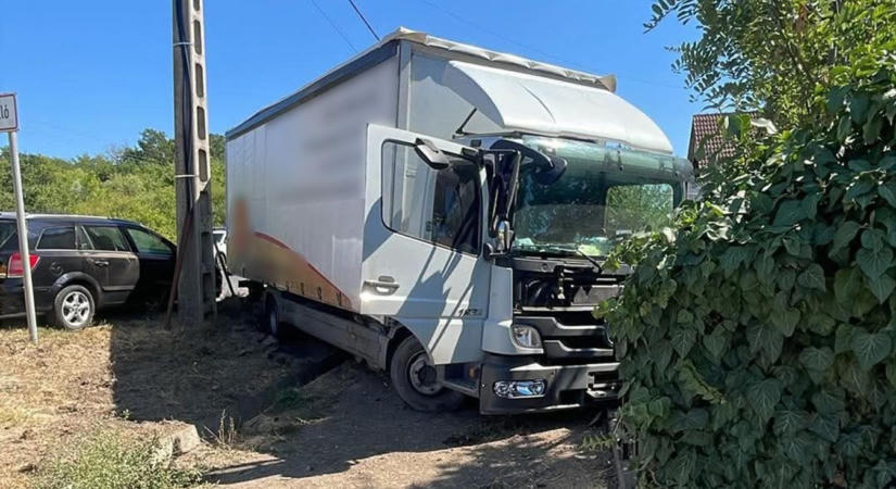 Durva baleset Hajdú-Biharban! A kamion kerítésnek csapódott, mentőhelikoptert is riasztottak – fotókkal