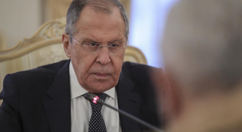 Lavrov fenyeget, mert fenyegetőnek tartja a NATO-t