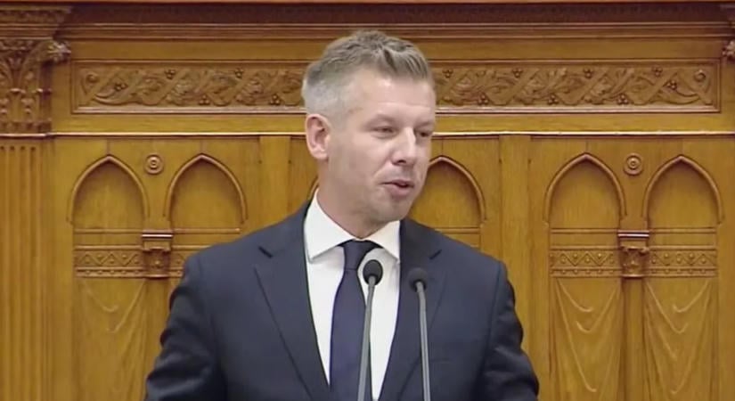 Feljelentést tesz Magyar Péter, amiért búvárok keresték sötétben az általa Dunába dobott telefont