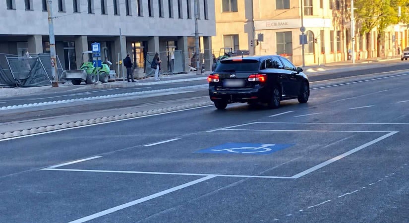 Reagált a BKK: ezért építenek az „út közepére” parkolót Budapesten