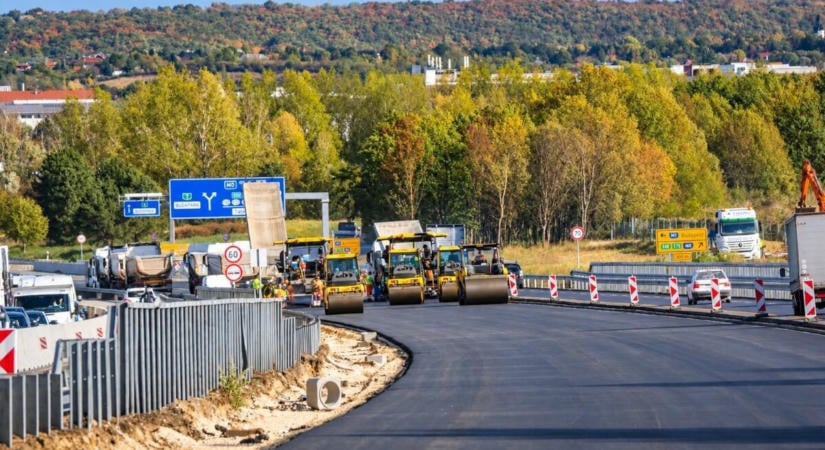 Fontos forgalmi változások jönnek az M1, M7 és M0 autópályákon