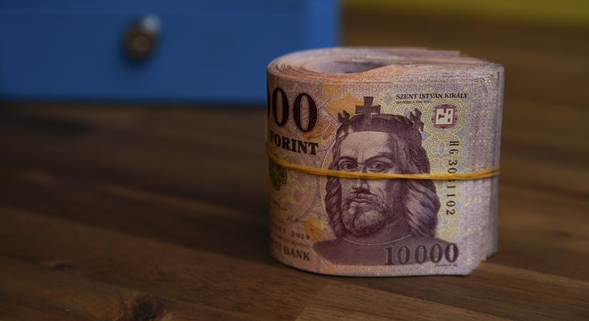 Tábornoknak adta ki magát, 150 millió forintot csalt ki a szélhámos