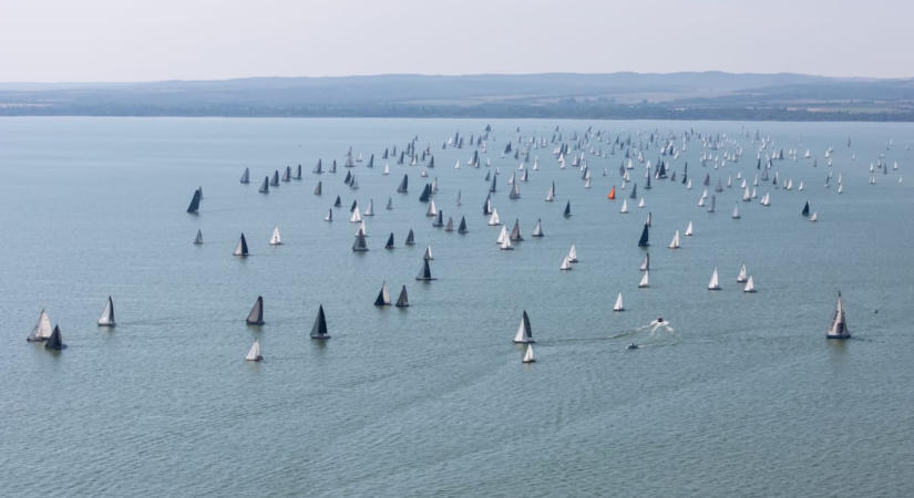 Elrajtolt a Kékszalag mezőnye Balatonfüredről