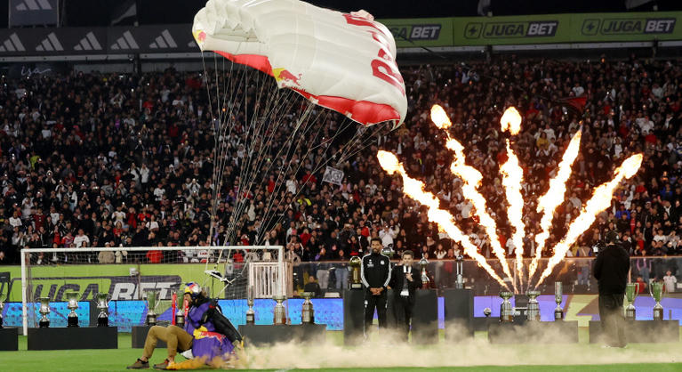 Így kell bemutatni az új igazolást: ejtőernyős hozta a stadionba a vb legjobb kapusának mezét