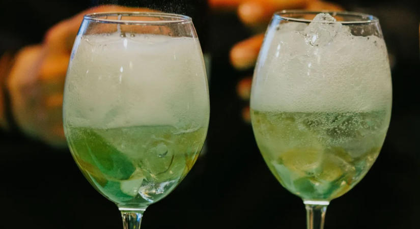 Aperol helyett Hugo Spritz: így készül a nyár legnépszerűbb frissítő koktélja