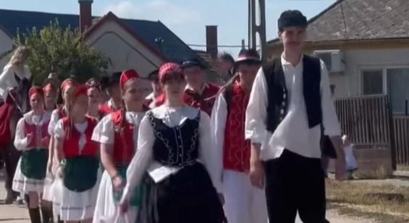 Pálinkával és pogácsával várták a menetet – ilyen volt a jenői szüreti felvonulás (videó)